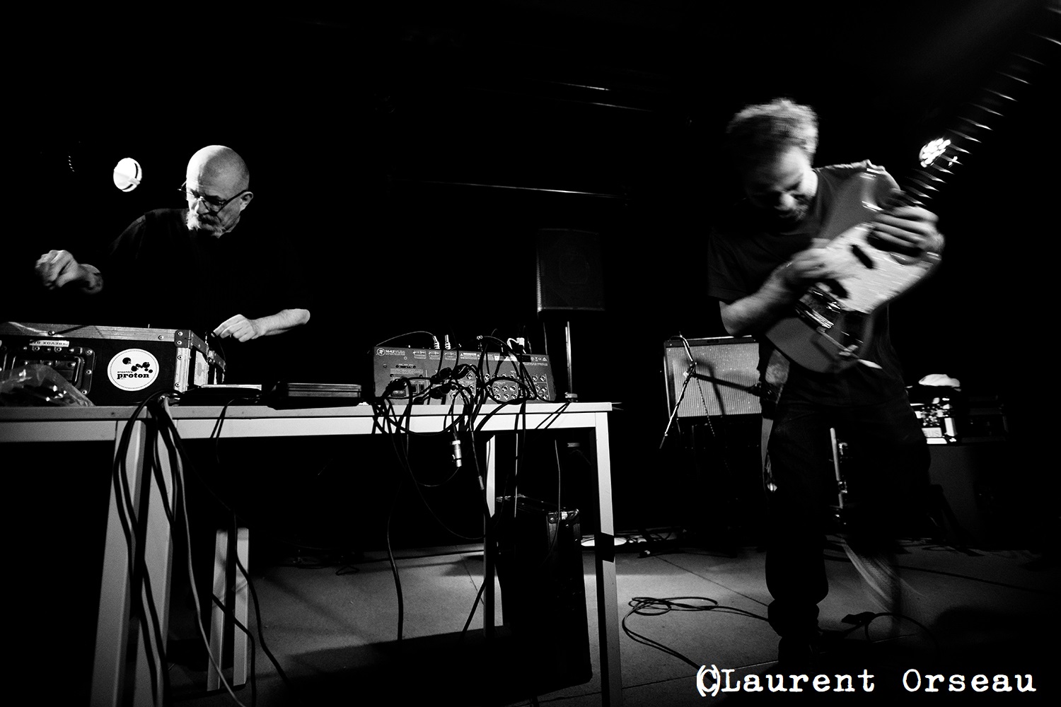 Le duo Jérôme Noetinger et Lionel Fernandez en live - photo signée Laurent Orseau